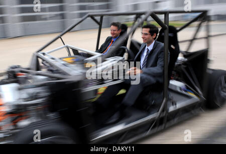 Forscher Markus Maurer (L) und Peter Bergmiller fahren das Elektroauto "Mobile" auf dem Gelände der technischen Universität Braunschweig in Braunschweig, Deutschland, 26. Juni 2013. 'Mobile' ist mit seinen 600 PS eines der leistungsstärksten Elektro-Autos in der Welt. Es wird durch vier Motoren angetrieben. Foto: Peter Steffen Stockfoto