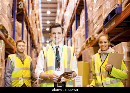 Arbeiter im Lager stehen Stockfoto