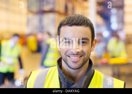 Arbeiter im Lager lächelnd Stockfoto