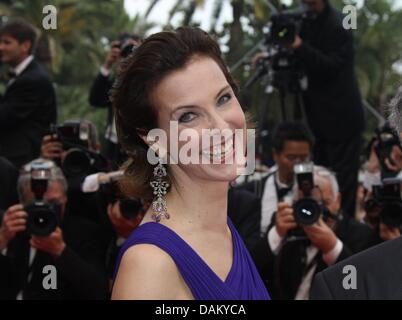 Französische Schauspielerin Carole Bouquet kommt bei der Premiere von "Dornröschen" auf der 64. Internationalen Filmfestspiele von Cannes am Palais des Festivals in Cannes, Frankreich, 12. Mai 2011. Foto: Hubert Boesl Stockfoto