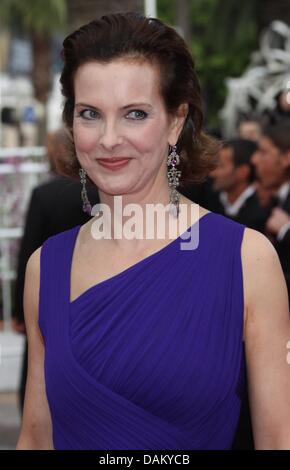 Französische Schauspielerin Carole Bouquet kommt bei der Premiere von "Dornröschen" auf der 64. Internationalen Filmfestspiele von Cannes am Palais des Festivals in Cannes, Frankreich, 12. Mai 2011. Foto: Hubert Boesl Stockfoto