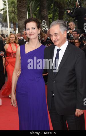 Französische Schauspielerin Carole Bouquet und Gast kommen bei der Premiere von "Dornröschen" auf der 64. Internationalen Filmfestspiele von Cannes am Palais des Festivals in Cannes, Frankreich, 12. Mai 2011. Foto: Hubert Boesl Stockfoto