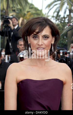 Model Inès De La Fressange kommt bei der Premiere von "Dornröschen" auf der 64. Internationalen Filmfestspiele von Cannes am Palais des Festivals in Cannes, Frankreich, 12. Mai 2011. Foto: Hubert Boesl Stockfoto