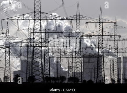 Ein Datei-Bild, aufgenommen am 13. April 2011 zeigt das Kohlekraftwerk in der Nähe Puhlheim, Deutschland, 13. April 2011. Foto: Federico Gambarini Stockfoto