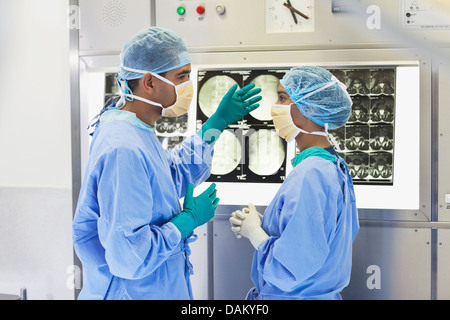 Chirurgen, die Röntgenaufnahmen im Krankenhaus untersuchen Stockfoto