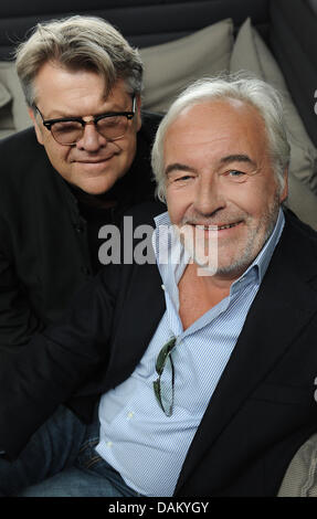 Joergen (r) und Niels von der dänischen Band The Olsen Brothers stellen während der Eurovision Song Contest in Düsseldorf, 13. Mai 2011. Die Dänen gewann den Grand Prix im Jahr 2000 und sehen gute Chancen für Lena, ein zweites Mal in diesem Jahr zu gewinnen. "ihr Lied ist besser als die des vergangenen Jahres. Sie hat gute Chancen, ich glaube ", sagte Joerg Olsen. Sie sehen auch gute Chancen für die irischen Zwillinge Jude Stockfoto