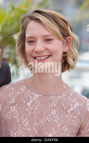 Schauspielerin Mia Wasikowska besucht die Photocall zum Film "Restless" auf der 64. Internationalen Filmfestspiele von Cannes Palais des Festivals in Cannes, Frankreich, 13. Mai 2011. Foto: Hubert Boesl Stockfoto