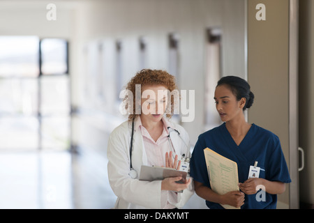 Arzt und Krankenschwester im Krankenhaus Flur im Gespräch Stockfoto