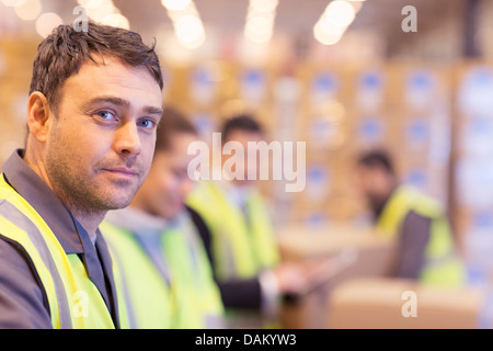 Arbeiter im Lager stehen Stockfoto