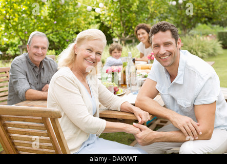 Mutter und Sohn lächelnd in Hinterhof Stockfoto