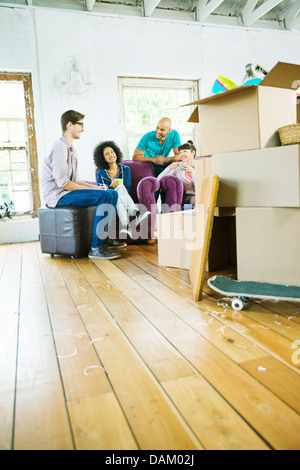 Entspannende Freunde im neuen Zuhause Stockfoto