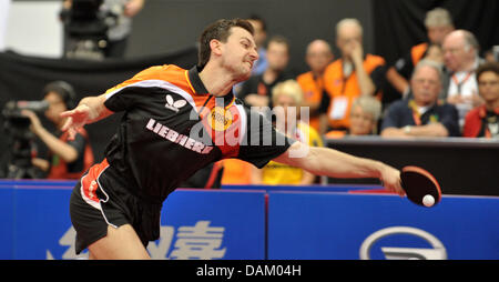 Timo Boll Deutschlands in Aktion gegen Chen Qi von China während der Herren Viertelfinale bei den Tischtennis-Weltmeisterschaften in Rotterdam, Niederlande, 14. Mai 2011. Foto: Carmen Jaspersen dpa Stockfoto