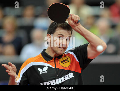 Timo Boll Deutschlands in Aktion gegen Chen Qi von China während der Herren Viertelfinale bei den Tischtennis-Weltmeisterschaften in Rotterdam, Niederlande, 14. Mai 2011. Foto: Carmen Jaspersen dpa Stockfoto