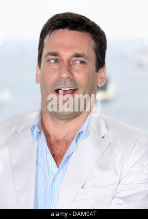 Schauspieler Jon Hamm stellt "Friends With Kids" auf der 64. Internationalen Filmfestspiele von Cannes im Hotel Marriott in Cannes, Frankreich, am 14. Mai 2011 zu fördern. Foto: Hubert Boesl Stockfoto