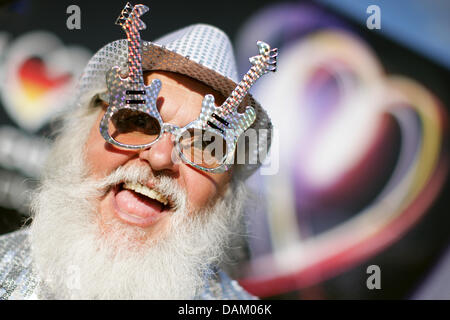 Velo-Designer Dieter "Didi" Senft stellt vor Beginn das Finale des Eurovision Song Contest in Düsseldorf, 14. Mai 2011. 25 Teilnehmer konkurrieren um die Trophäe des 56. Eurovision Song Contest. Foto: Rolf Vennenbernd Dpa/Lnw +++(c) Dpa - Bildfunk +++ Stockfoto