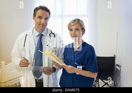 Arzt und Krankenschwester im Krankenzimmer im Gespräch Stockfoto