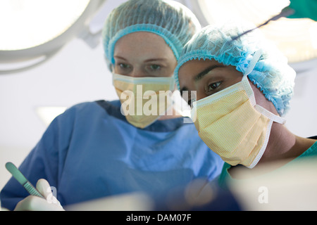 Chirurgen im OP-Saal Stockfoto