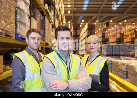 Arbeitnehmer, die lächelnd im Lager Stockfoto