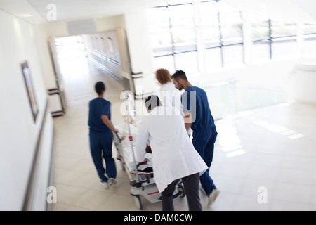 Rauschenden Krankenhauspatient Personal, OP-Saal Stockfoto