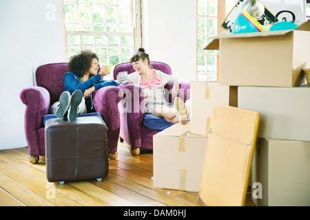 Frauen mit Kaffee zusammen im neuen Zuhause Stockfoto