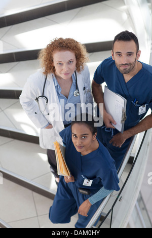 Arzt und Krankenschwester im Krankenhaus Schritte Stockfoto