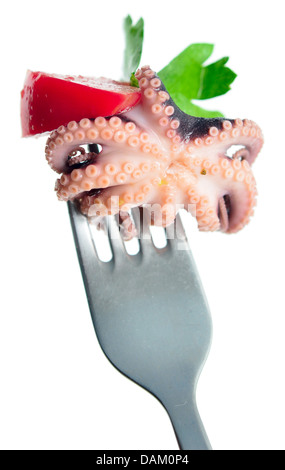 Tintenfisch mit Tomaten auf einer Gabel isoliert auf weiss Stockfoto