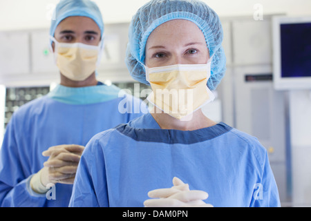 Chirurgen im OP-Saal Stockfoto