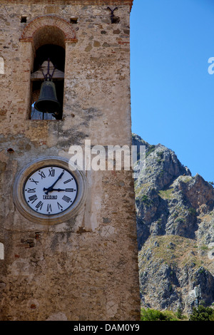 Blick auf den Glockenturm in dem kleinen Dorf Isnello in den Monti Madonie, Provinz von Palermo, Sizilien, Sicilia, Italien, Italia Stockfoto