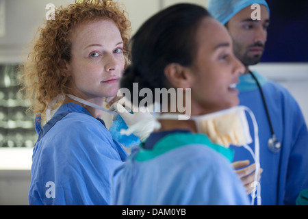 Chirurgen im OP-Saal Stockfoto