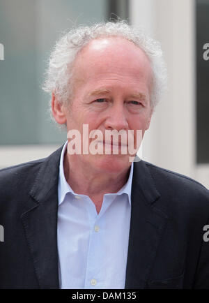 Belgische Regisseur Jean-Pierre Dardenne stellt bei dem Fototermin von "The Kid mit A Bike" auf der 64. Internationalen Filmfestspiele von Cannes am Palais des Festivals in Cannes, Frankreich, am 15. Mai 2011. Foto: Hubert Boesl Stockfoto