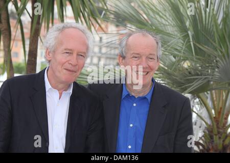 Co-Regisseure Jean-Pierre Dardenne (L) und Luc Dardenne stellen bei dem Fototermin von "The Kid mit A Bike" auf der 64. Internationalen Filmfestspiele von Cannes am Palais des Festivals in Cannes, Frankreich, am 15. Mai 2011. Foto: Hubert Boesl Stockfoto