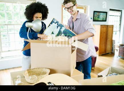 Paar Auspacken Boxen im neuen Zuhause Stockfoto