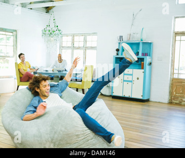 Mann springt in Sitzsack Stockfoto