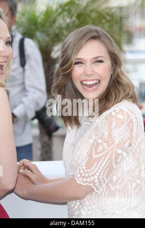 Schauspielerin Elisabeth Olsen stellt bei dem Fototermin von "Martha Marcy May Marlene" auf der 64. Internationalen Filmfestspiele von Cannes am Palais des Festivals in Cannes, Frankreich, am 15. Mai 2011. Foto: Hubert Boesl Stockfoto
