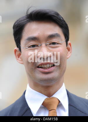 Während der Übergabe neuer Wirtschaftsminister steht Philipp Roesler außerhalb der Wirtschafts-Ministerium in Berlin, Deutschland, 16. Mai 2011. Rösler will Aufmerksamkeit auf Wettbewerbsfähigkeit und Wachstum. Foto: RAINER JENSEN Stockfoto