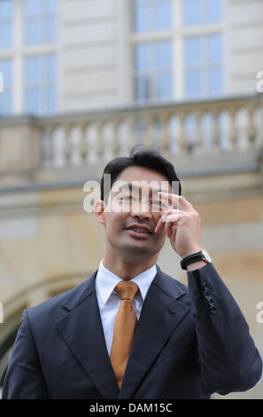 Während der Übergabe neuer Wirtschaftsminister steht Philipp Roesler außerhalb der Wirtschafts-Ministerium in Berlin, Deutschland, 16. Mai 2011. Rösler will Aufmerksamkeit auf Wettbewerbsfähigkeit und Wachstum. Foto: RAINER JENSEN Stockfoto