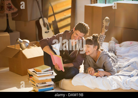 Paar Auspacken Bücher im neuen Zuhause Stockfoto