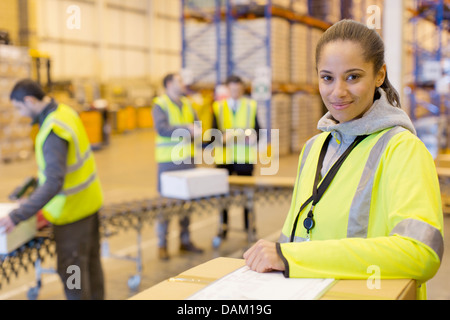 Arbeiter im Lager lächelnd Stockfoto