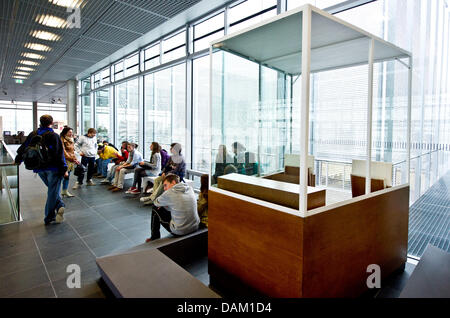 Die Topographie des Terrors Dokumentationszentrum hat den Panzerglas Stand aus der 1961 Prozess gegen Adolf Eichmann auf dem Display in Berlin, Deutschland, 16. Mai 2011 gestellt. Foto: TOBIAS KLEINSCHMIDT Stockfoto