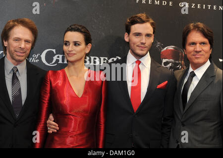 Produzent Jerry Bruckheimer (L-R), Schauspielerin Penelope Cruz, Sam Claflin und Regisseur Rob Marshall kommen bei der deutschen Filmpremiere von 'Pirates of the Caribbean - On Stranger Tides' im Mathaeser Filmpalast Kino in München, Deutschland, 16. Mai 2011. Das neue Disney 3D Abenteuer werden im Kino vom 19. Mai 2011. Foto: Ursula Dueren Dpa/lby Stockfoto