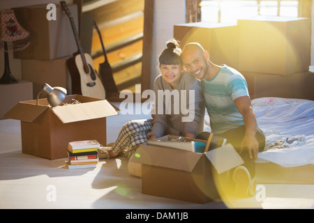 Im Dachgeschoss Boxen paar Auspacken Stockfoto