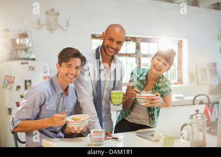 Freunde, die zusammen frühstücken in Küche Stockfoto