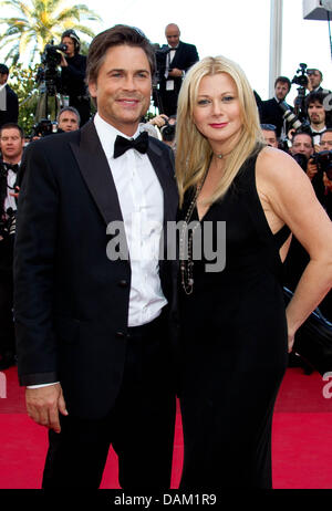 Besuchen Sie die Premiere von "The Tree Of Life" auf der 64. Internationalen Filmfestspiele von Cannes am Palais des Festivals in Cannes, Frankreich, am 16. Mai 2011, Schauspieler Rob Lowe und seine Frau Sheryl Berkoff. Foto: Hubert Boesl Stockfoto