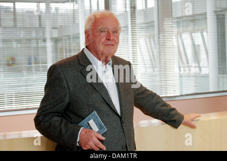 Schriftsteller Martin Walser ist abgebildet bei einem Fototermin im Kulturkaufhaus Dussmann-laden in Berlin, Deutschland, 16. Mai 2011. Foto: XAMAX Stockfoto