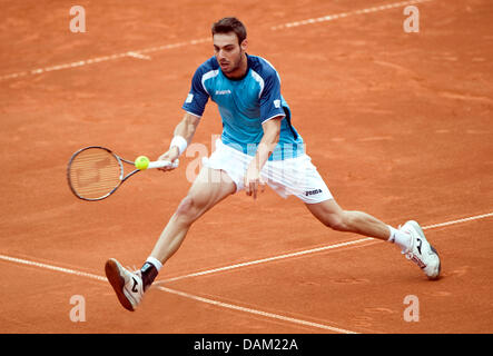 Der spanische Spieler Marcel Granollers spielt den Ball während der World Team Cup Blue Group 3. Tag-match gegen Florian Mayer aus Deutschland bei den Rochusclub in Düsseldorf, 17. Mai 2011. Foto: Victoria Bonn-Meuser Stockfoto