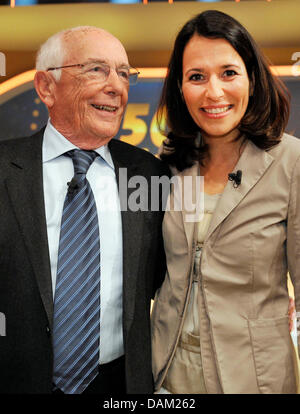 TV-Moderatoren Ernst Huberty (L) und Anne Will (R) zu einem Fototermin nach der Aufnahme einer Show zur Feier des 50. Jahrestages der ersten deutschen Fernsehen (ARD) Stellen zeigen 'Sportschau' in Hürth, Deutschland, 17. Mai 2011. Seit 50 Jahren 'Sportschau' Berichte über Sport aus aller Welt. Uraufgeführt wurde es am 4. Juni 1961 im deutschen Fernsehen. Foto: Henning Kaiser Stockfoto