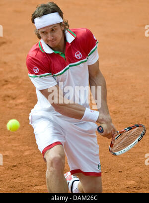 Russischer Spieler spielt Igor Andreev einen Ball während der World Team Cup Blue Group Tag 3-match gegen Lajovic aus Serbien im Rochusclub in Düsseldorf, 17. Mai 2011. Foto: Victoria Bonn-Meuser Stockfoto