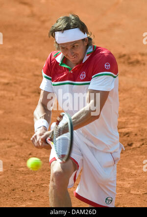 Russischer Spieler spielt Igor Andreev einen Ball während der World Team Cup Blue Group Tag 3-match gegen Lajovic aus Serbien im Rochusclub in Düsseldorf, 17. Mai 2011. Foto: Victoria Bonn-Meuser Stockfoto