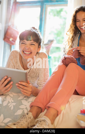 Frauen, die zusammen im Schlafzimmer entspannen Stockfoto