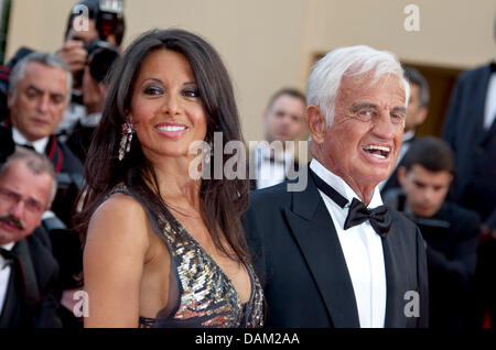 Schauspieler Jean-Paul Belmondo und seine Freundin Barbara Gandolfi besuchen Sie die Premiere von "Der Biber" auf der 64. Internationalen Filmfestspiele von Cannes am Palais des Festivals in Cannes, Frankreich, am 17. Mai 2011. Foto: Hubert Boesl Stockfoto